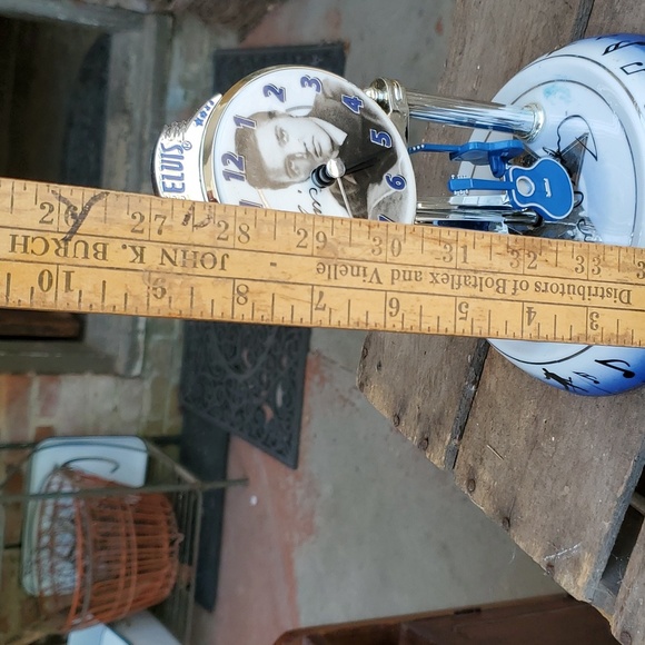 Kitchy Elvis clock with spinning guitars - Picture 9 of 12